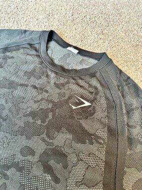 GYMSHARK Mens GEO SEAMLESS T-SHIRT - Large - SLIM FIT - Black/Charcoal Camo S/S